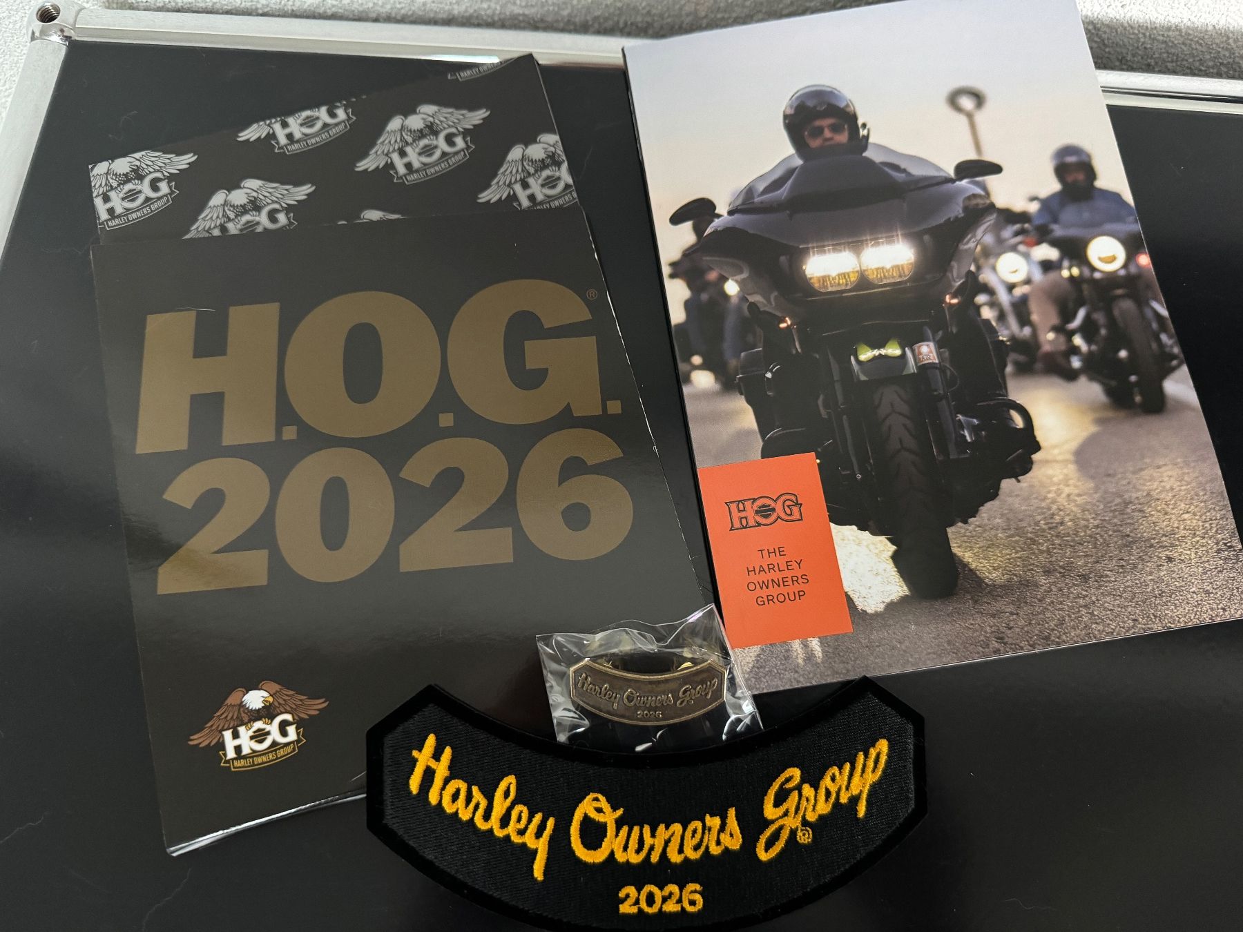 Harley-Davidson Placchette & Badge: HARLEY DAVIDSON Pin & Patch HOG Set 2026 - NEU & OVP – Nuovo e nell'imballaggio originale da Gurmels venduto da topsommer 2