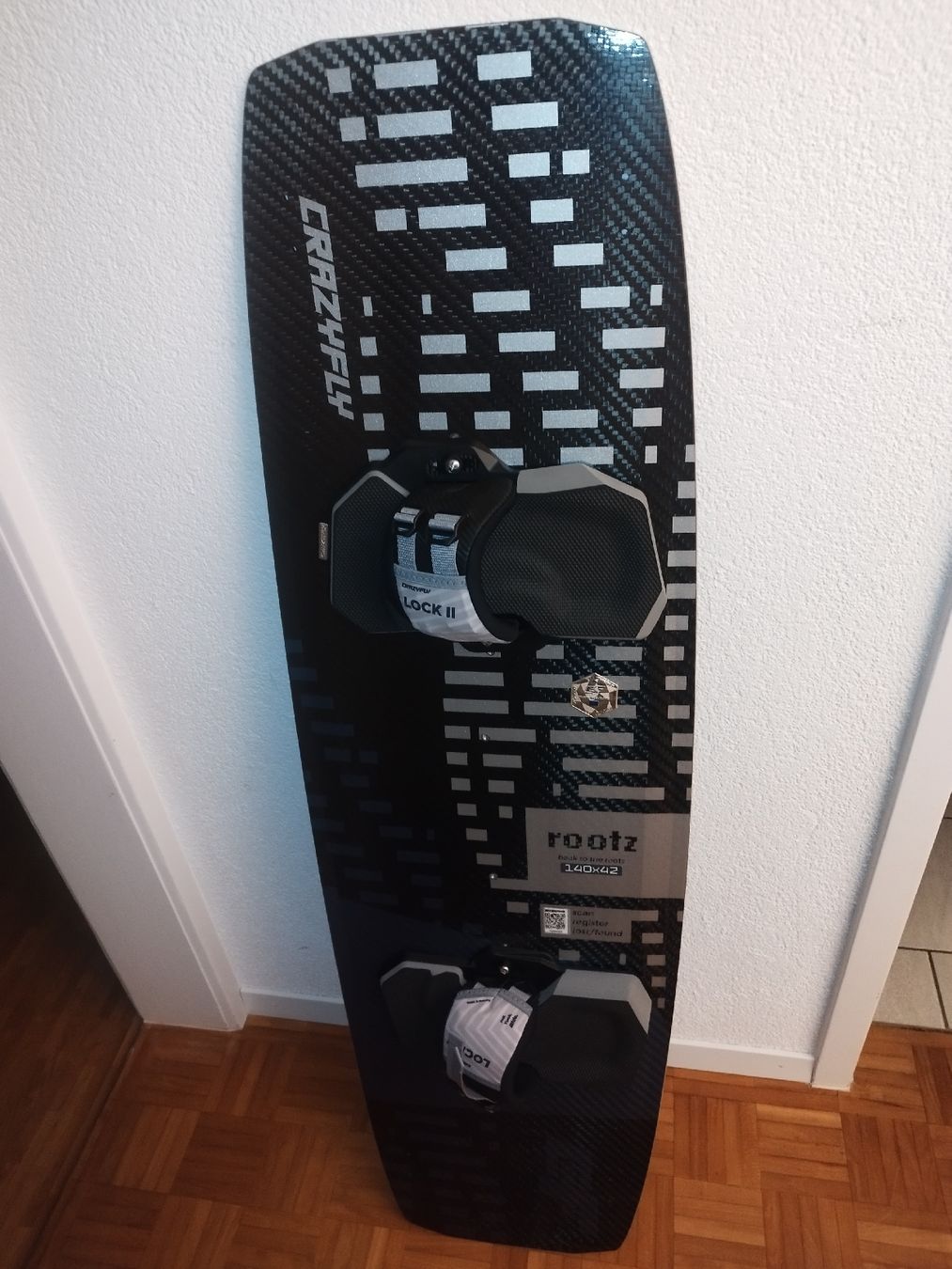 Aquilone: Kiteboard CrazyFly Rootz 140x42 mit Bindung neu – Nuovo e nell'imballaggio originale da Nidau venduto da Felipekite