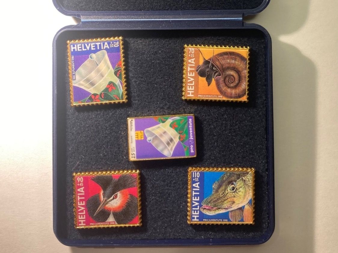 Placchette & Badge: PIN's pro juventute 1998, 5 Stück, Briefmarken-Format – Nuovo (secondo la descrizione) da Lumino venduto da Givo