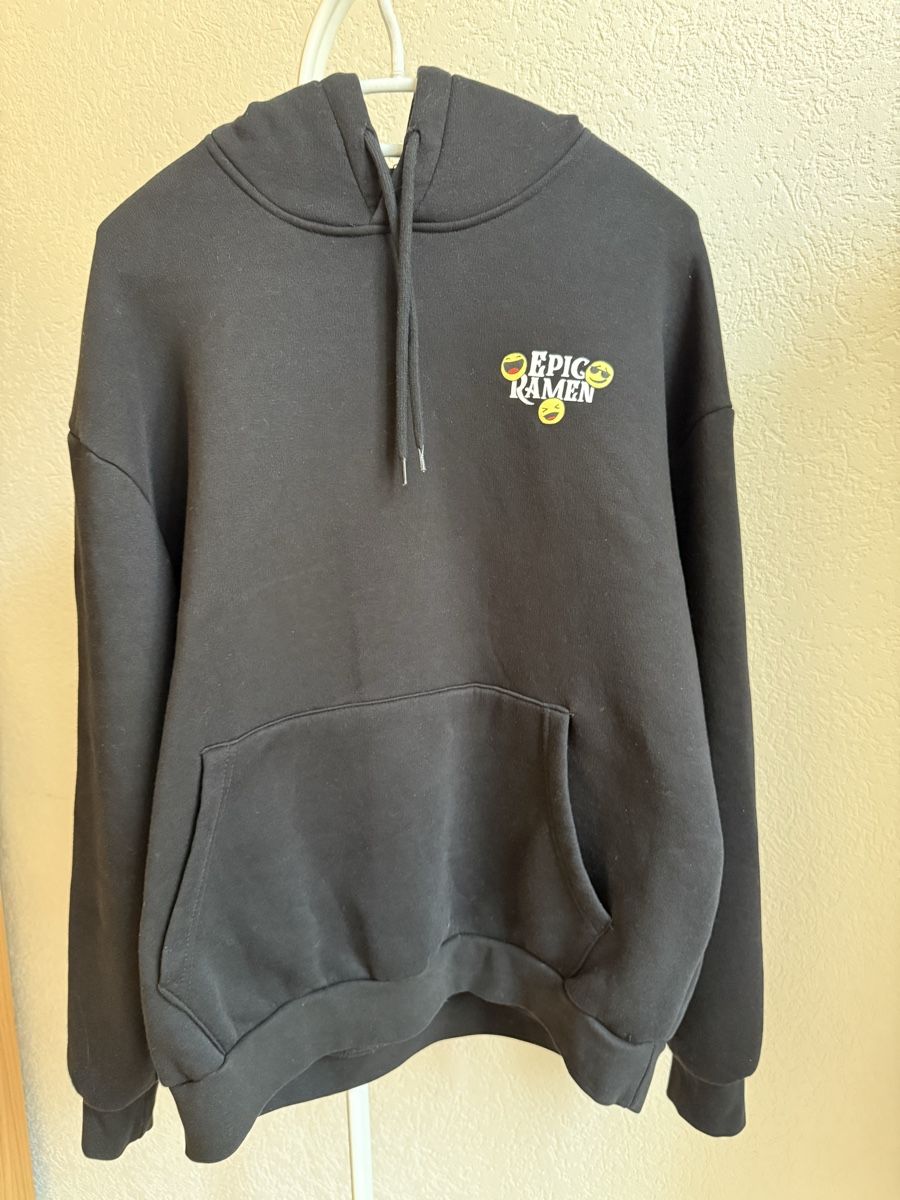 Pullover & Sweatshirts: Sweat à capuche noir impression Ramen, t.36/S  – Gebraucht aus Tavannes von Thriftshop 2