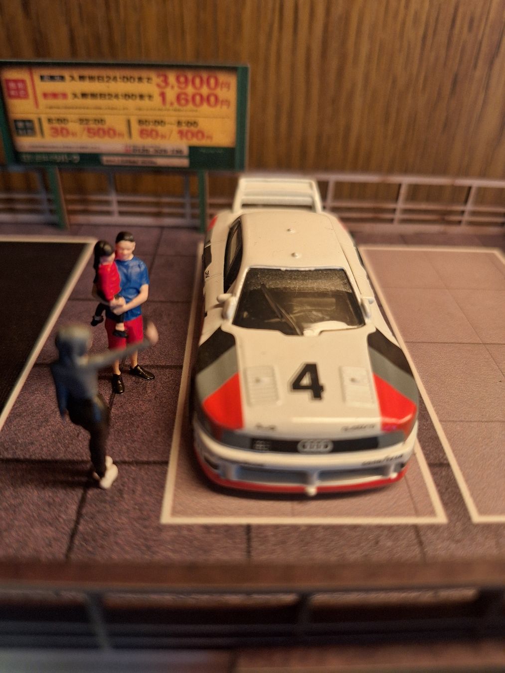 Modellini d'auto: 1:64 Autogarage mit Autos und Figuren. – Usato da Stansstad venduto da saschaz88 3