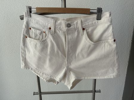 White Levi's 501 Jeans - Vintage Style, Perfect for Summer!