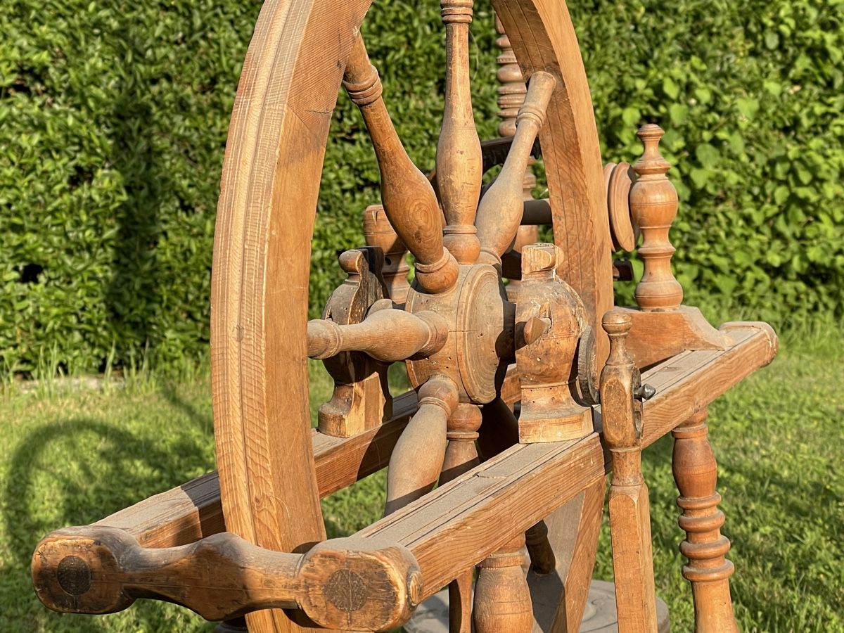 Ruote per filare: Antikes Spinnrad mit Wollstock – Difettoso da Elgg venduto da danehris 2