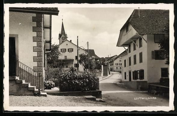 Cartoline postali: AK Leutwil, Strassenpartie mit Kirchturm – Usato da Berlin venduto da bartko-reher