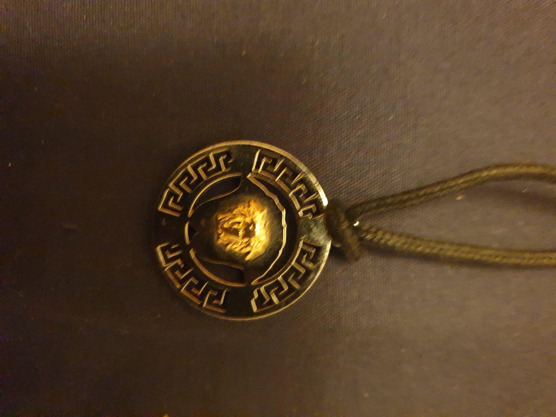 Versace Catenine: Collier Versace vintage unisexe médaillon doré – Usato da Troistorrents venduto da ami_mzq5 1