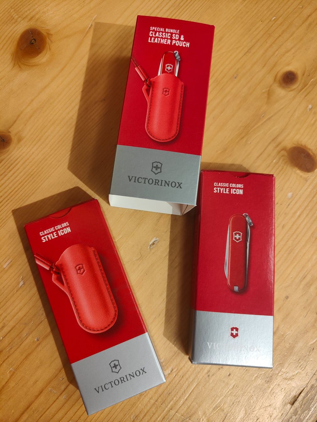 Victorinox Coltelli tascabile: Victorinox kleines Messer mit Leder-Etui rot – Nuovo e nell'imballaggio originale da Davos Platz venduto da jon_2b56
