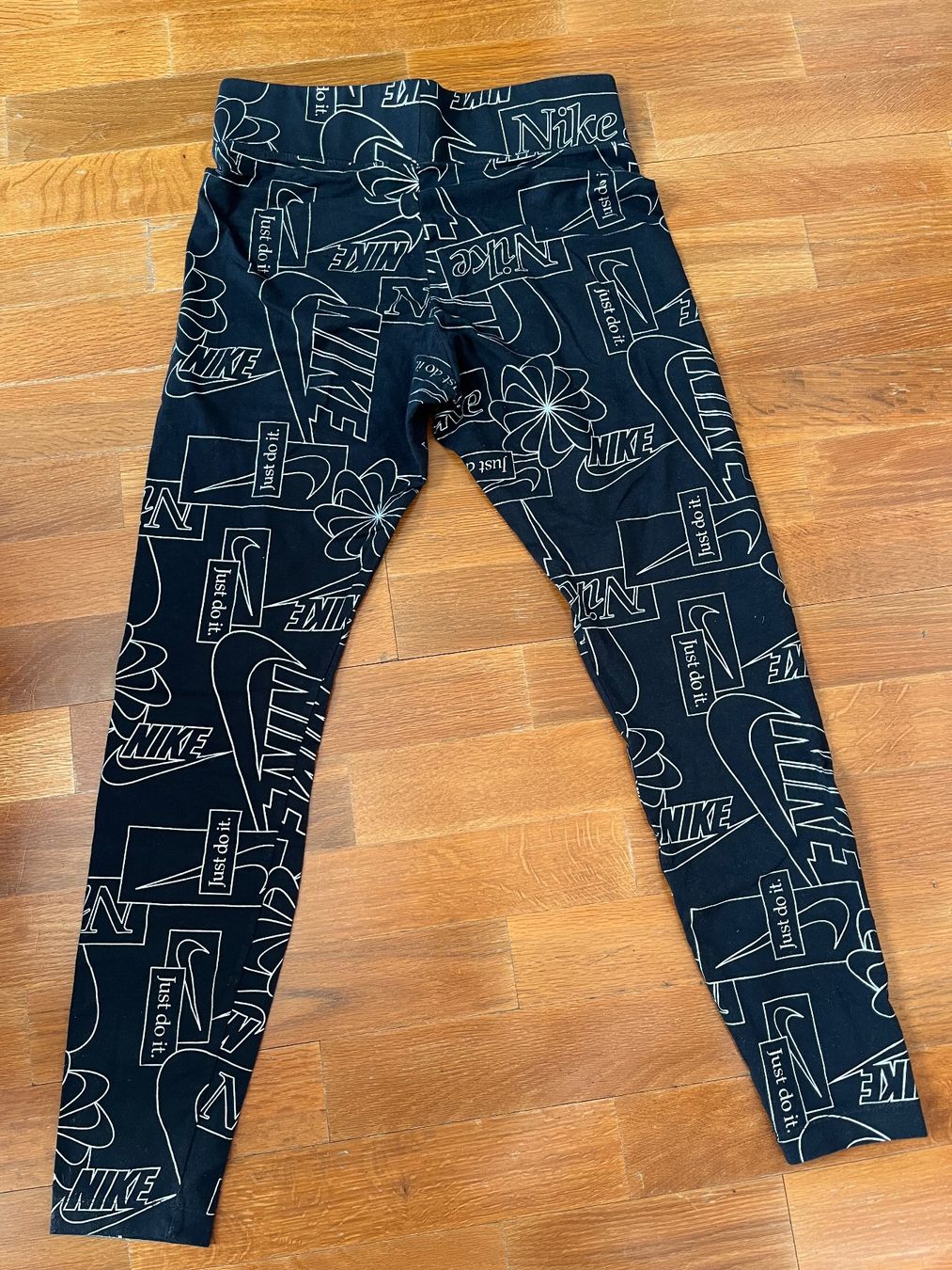 Nike Leggings: NIKE gemusterte Leggins schwarz – Usato da Ittigen venduto da str_9dw5 1