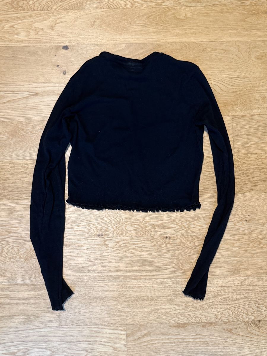 Weekday Tops: SCHWARZES CROPPED-LONGSLEEVE MIT DRACHENPRINT – Gebraucht aus Zürich von dbu_s8p2 2