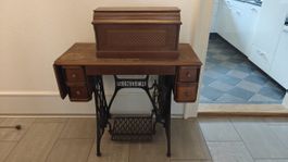 Antike Singer Nähmaschine mit Gestell und Zubeh-r