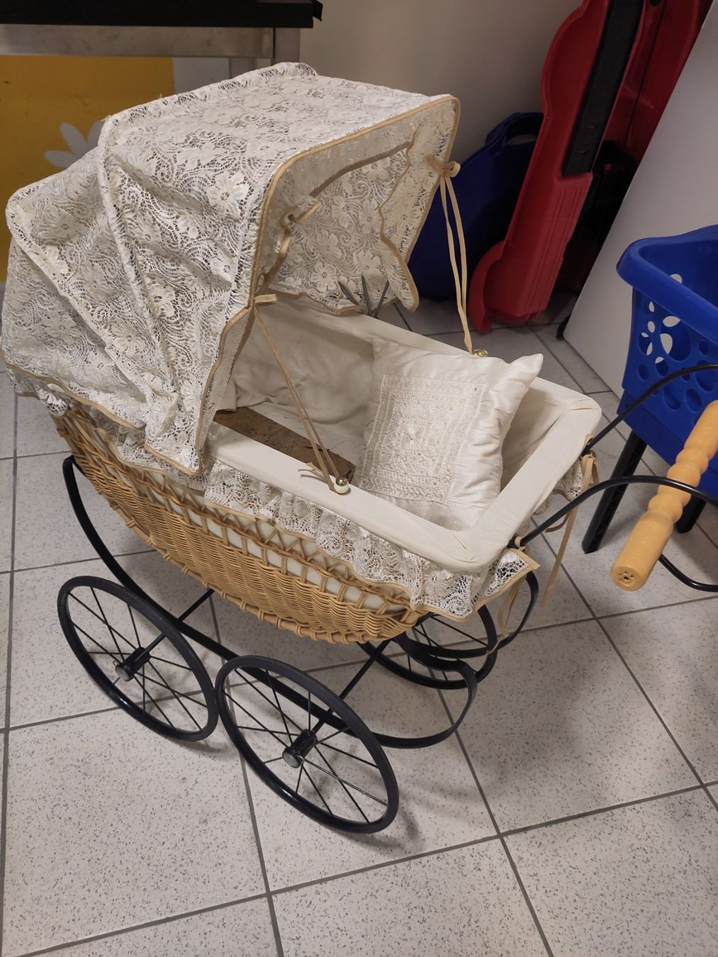 Carrozzine per bambole: Nostalgischer Puppenwagen – Usato da Seuzach venduto da Cypress4 1