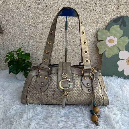 Guess Handtasche in Gold, Top Zustand, ein Muss für Sie!