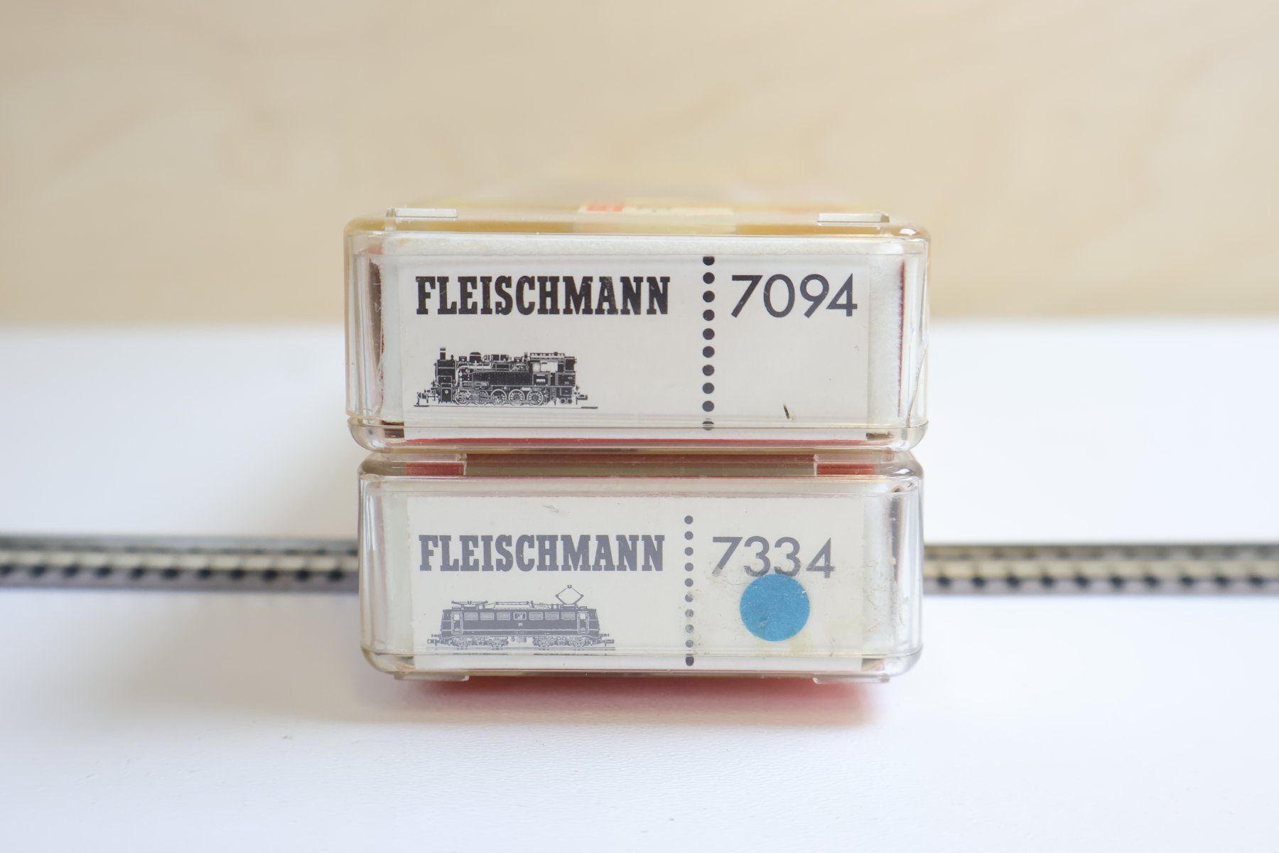 Fleischmann Modellini di ferrovie: Fleischmann Doppelpack Dampflok 7094 & grosse E-Lok 7334 - N – Usato da Winterthur venduto da Monstera 8