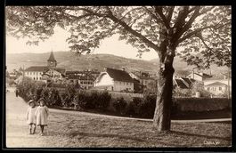 AK Cully, Ortsansicht mit Kirche und zwei Kindern im Vorderg