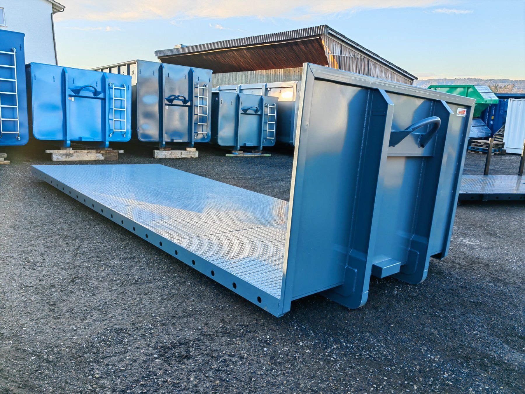Eléments de bureau: Abrollplattform 7500 mm Länge – Neuf avec emballage d'origine à Tägerschen par Mulde-Container 1