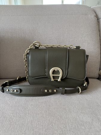 Aigner Tasche ,,Verona“ in Olive & Box Top Zustand