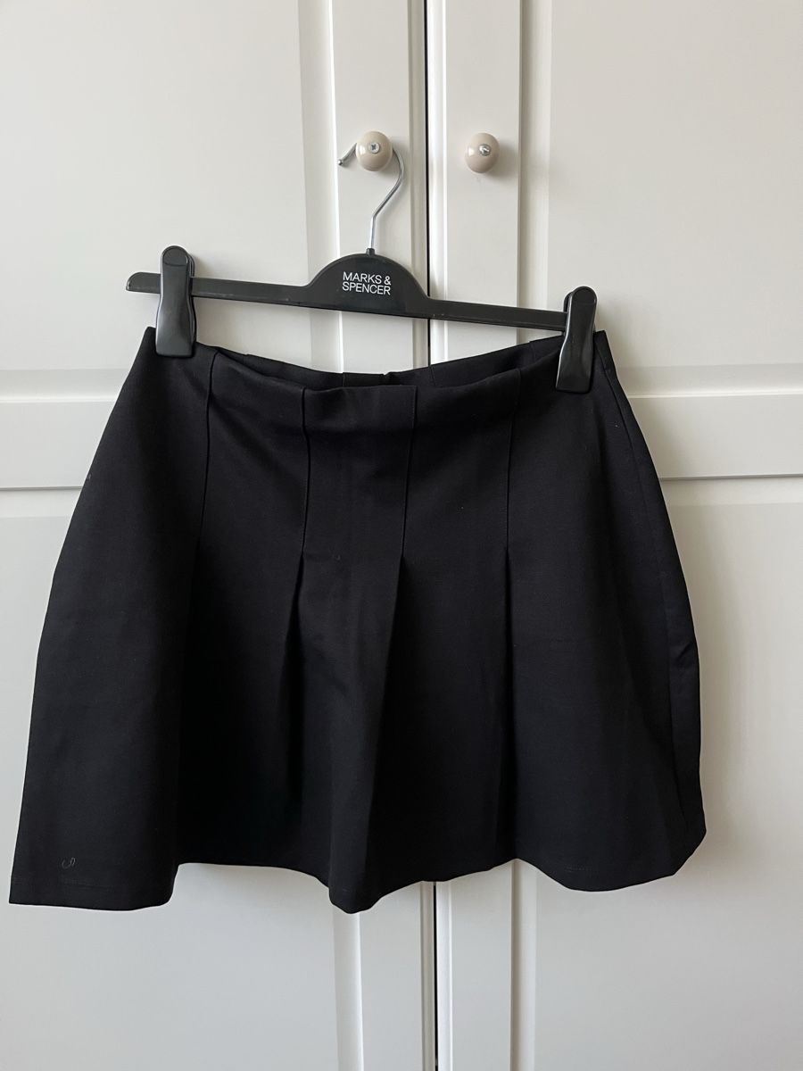 H&M Jupes: Kurzer Faltenrock – Neuf avec emballage d'origine à Allschwil par eyl_bb8q 6