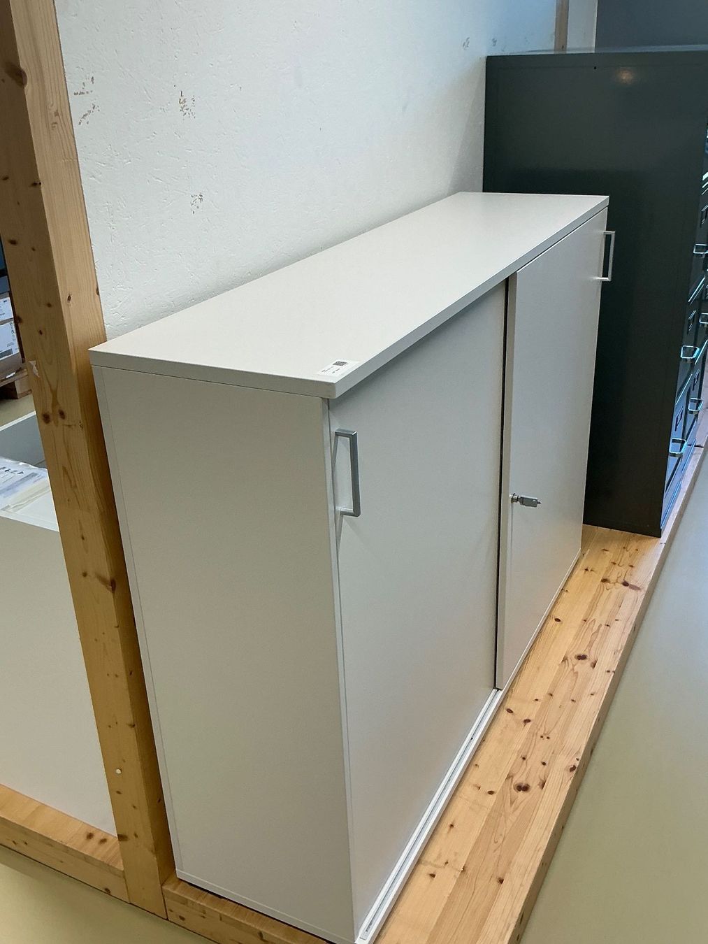 Cassettiere: Kommode mit Schiebetüren abschliessbar – Usato da Zug venduto da Bauteile-Zug 1