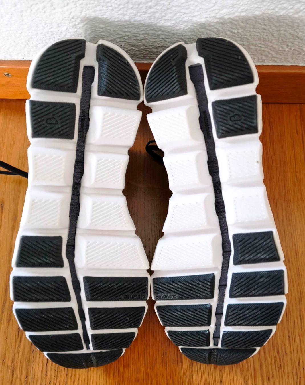 On Scarpe da donna: ON CLOUD X 3 AD Damen Schwarz/ Weiss – Usato da Zürich venduto da peep84 4