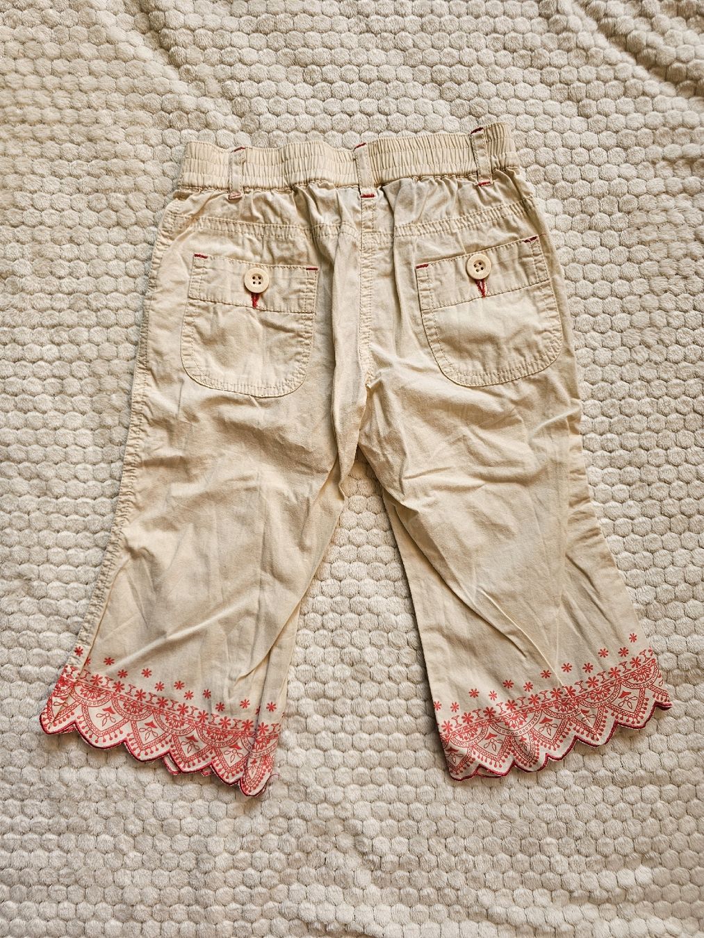 Pantalons: Ensemble 2 pièces brodé 104 / 4 ans – D'occasion à Gland par Vee_0 5