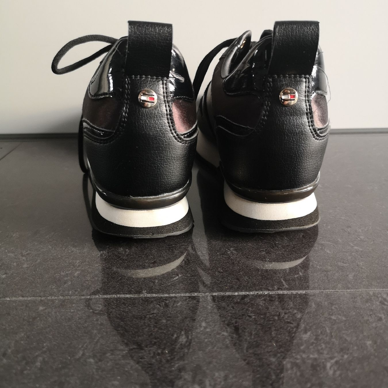 Tommy Hilfiger Damenschuhe: TOMMY HILFIGER Sneakers Gr. 40 – Gebraucht aus Baar von caflemma 3