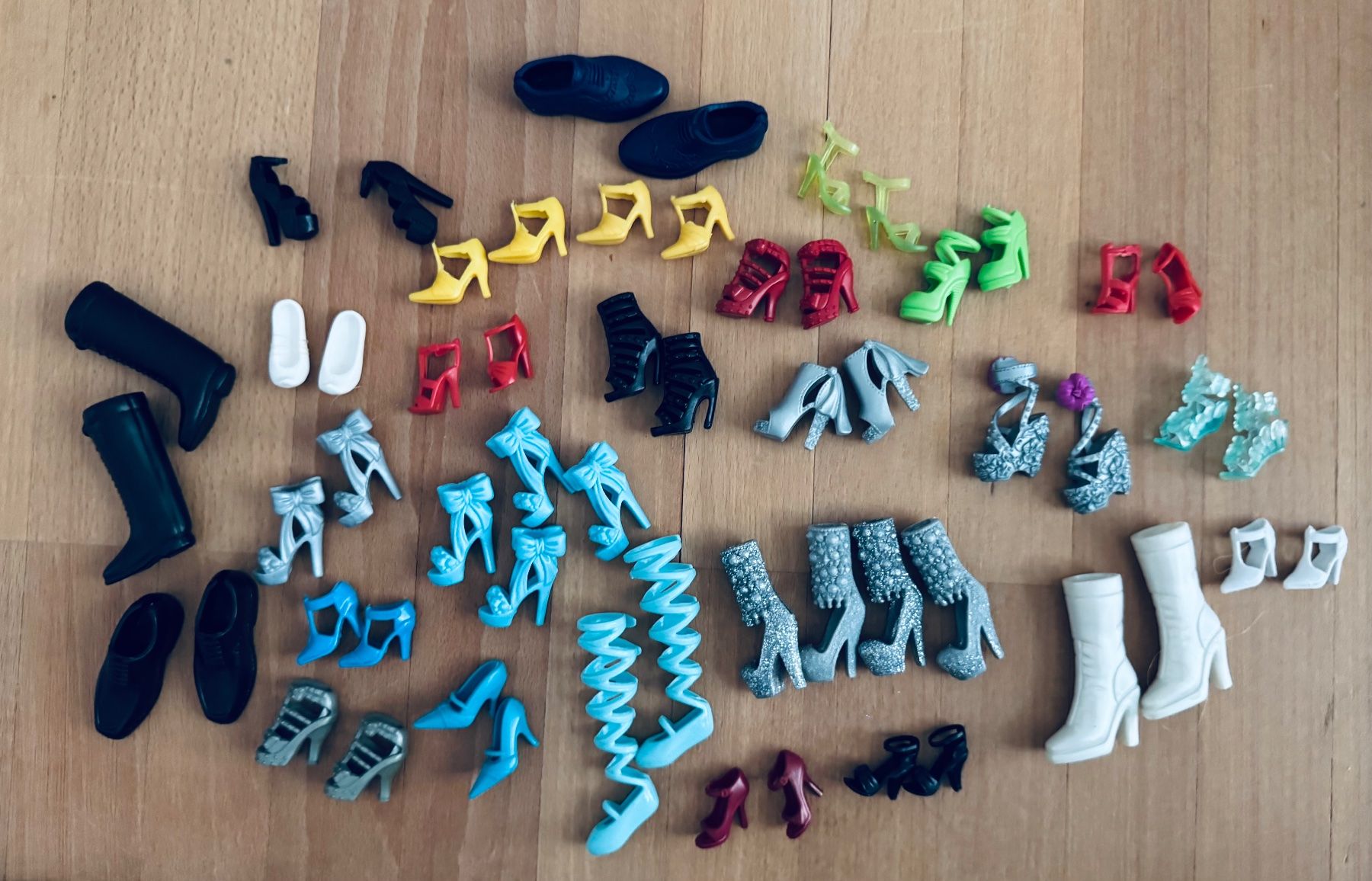 Spielzeuge: Barbie Schuhe bunt – Gebraucht aus Bettwil von bellis_perennis_222