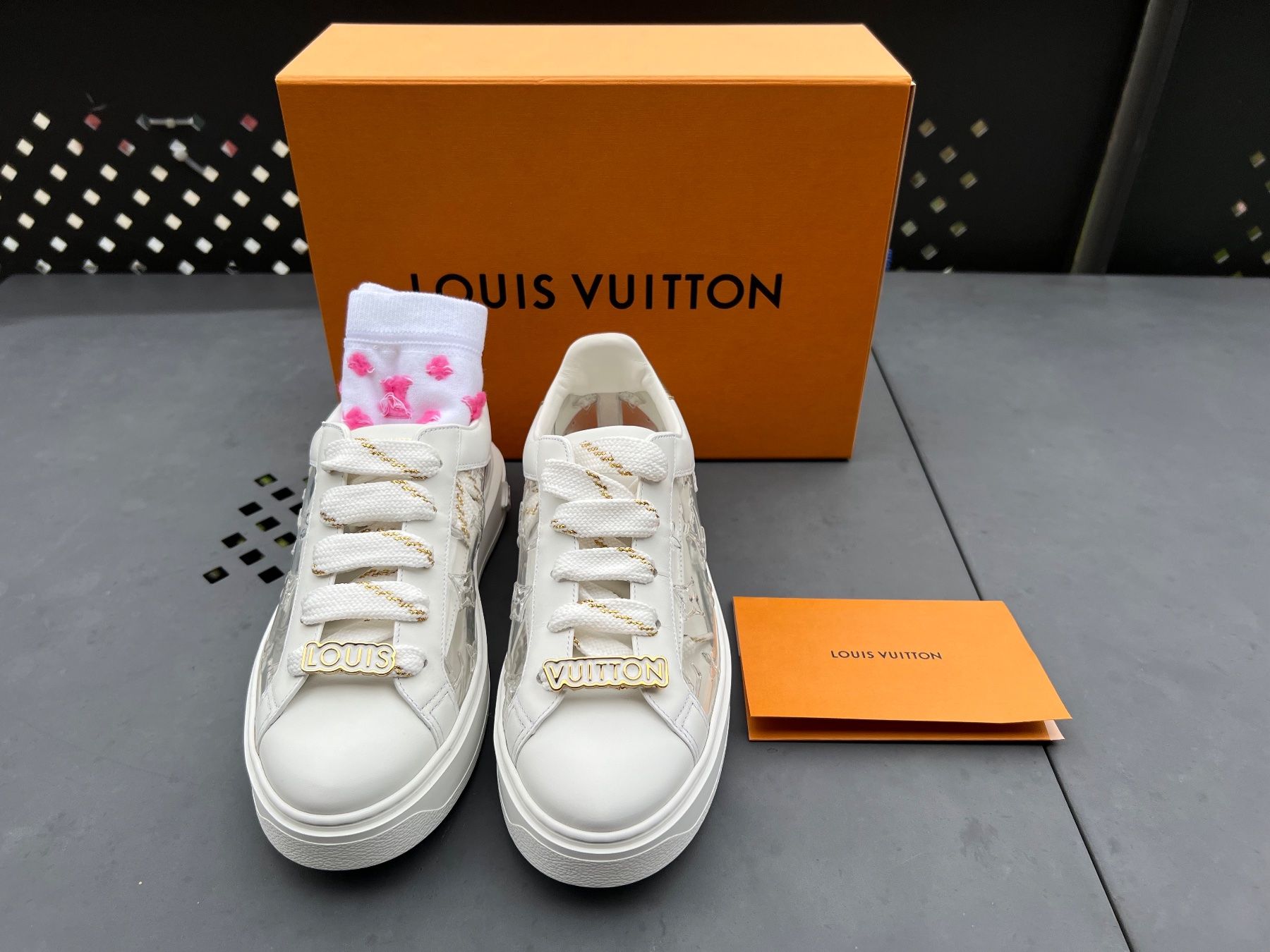 Louis Vuitton Scarpe da donna: Neue Louis Vuitton TIME OUT SNEAKER - Grösse 37.5 – Nuovo e nell'imballaggio originale da Holzhäusern ZG venduto da MitgliedSeit2011 2