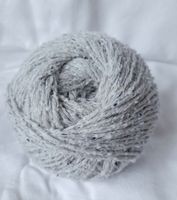 575 g Wolle, hellgrau