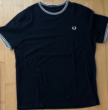 Fred Perry T-Shirt / Grösse XL / Dunkelblau