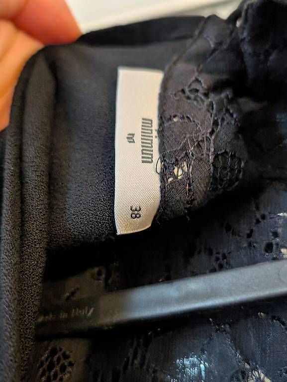 Vestiti: Kleid mit Spitzendekolleté  – Usato da Dübendorf venduto da gar_5yv6 3