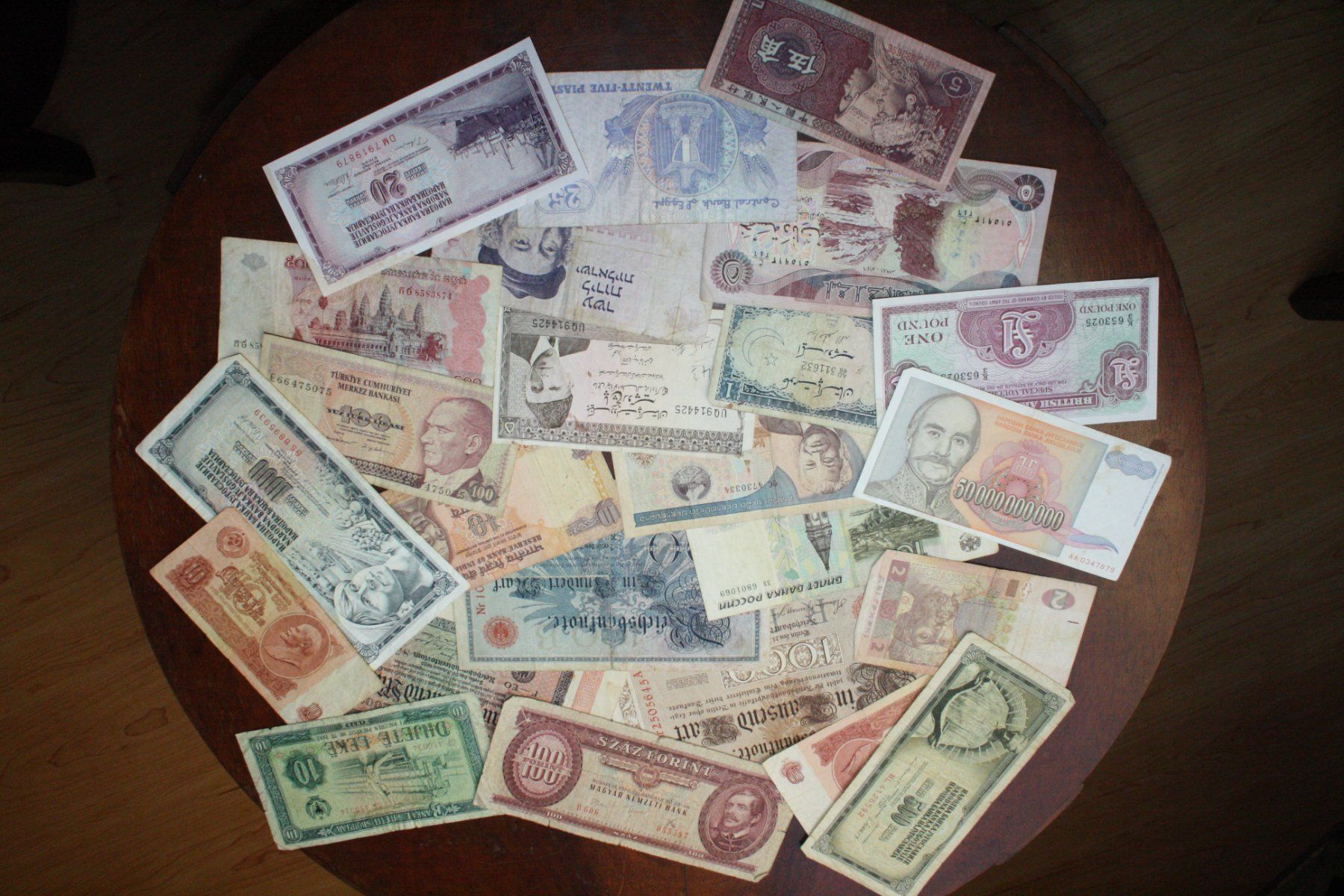 Banconote: Lot 8 - 25 Billets différents usés – Usato da Cormondrèche venduto da Hermes.monnaies