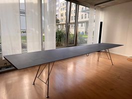 Tisch von Atelier Alinea aus Birkenholz und Desktop Lino