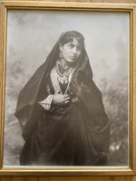 Fotografie: Junge jüdische Frau, syrische Tracht, ca. 1880er