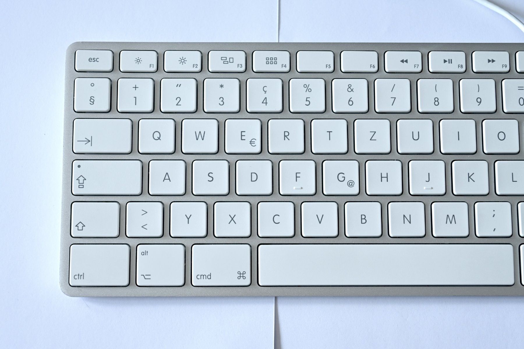 Apple Tastiere: Apple Tastatur für Mac mit USB-Kabel | Schweizer Layout – Usato da Scherz venduto da Neogeo5000 3