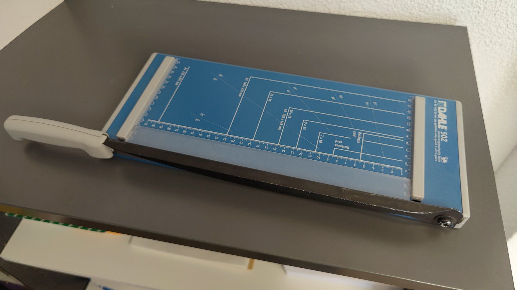 Tous les outils: Papier Schneidemaschine – D'occasion à Tuggen par ben_dm9r