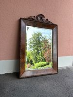 Antiker, geschliffener Wandspiegel mit Holzrahmen, Nussbaum