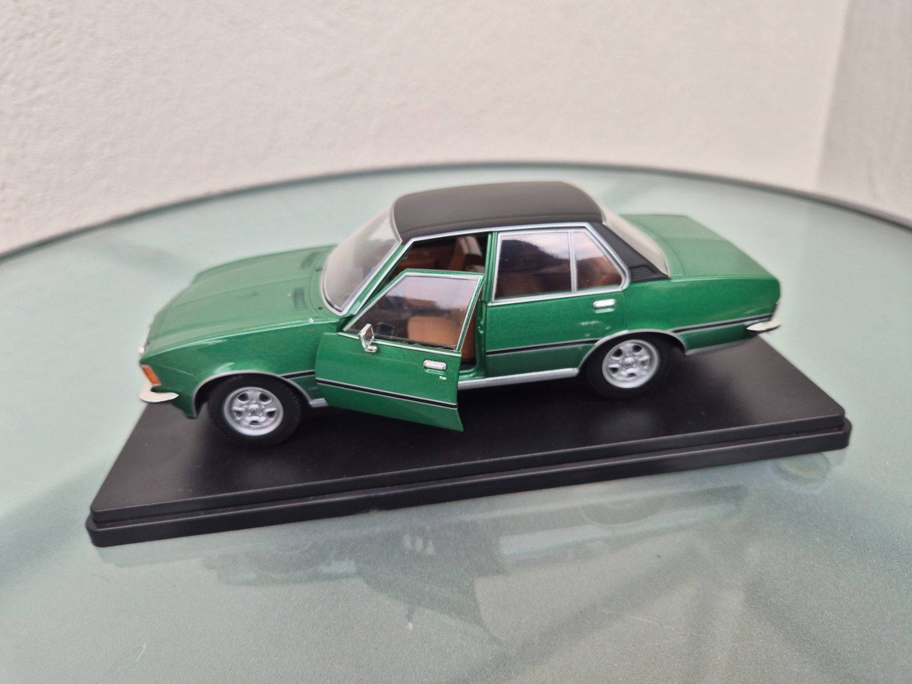 Opel Voitures modèles: Opel Commodore GSE 1:24 – D'occasion à Oberbuchsiten par laffite54