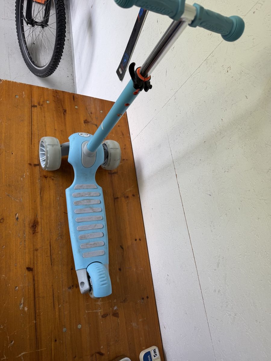 Veicoli per bambini: Trottinet Kinder Scooter 3-Rad mit LED-Rädern – Usato da Gurmels venduto da SwissShop21 2