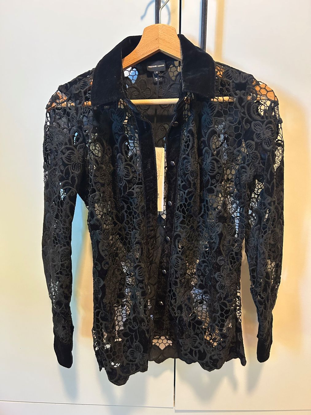 Chemisiers: Damen Bluse schwarz Grösse 6 Spitze Samt – Neuf (Voir description) à Zürich par Dailychic 2