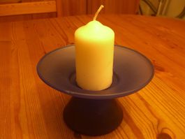 hübscher Kerzenständer aus blauem Glas