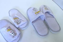 2 Paar neue Hausschuhe für Kinder