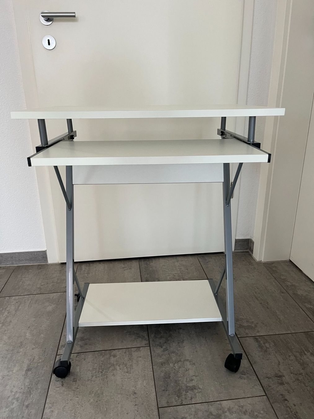 Scrivanie: Computertisch mit Tastaturablage in weiss – Usato da Freidorf TG venduto da Traum3003