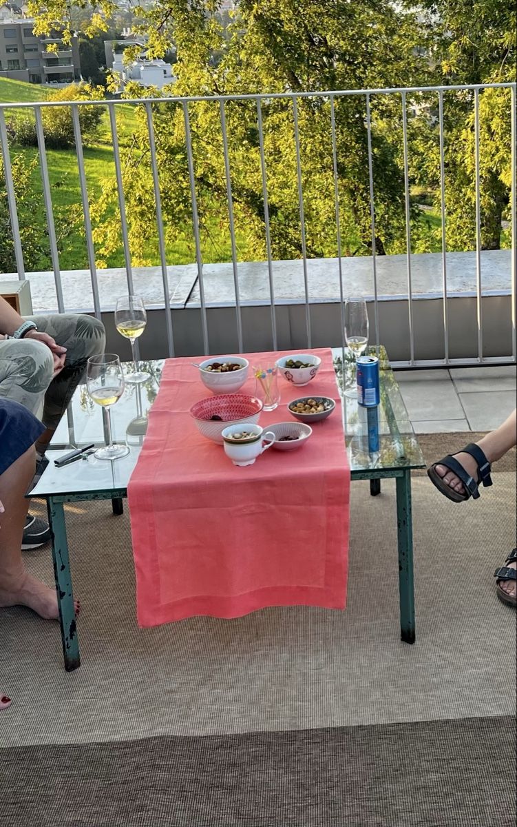 Tavoli: Zeitloser Gartentisch mit Glasplatte – Usato da Wädenswil venduto da limesa