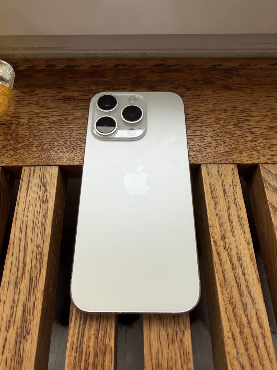 Apple Telefoni cellulari / Smartphones: iPhone 15Pro Silber, 256 GB – Usato da Basel venduto da Celiiinchen97 4