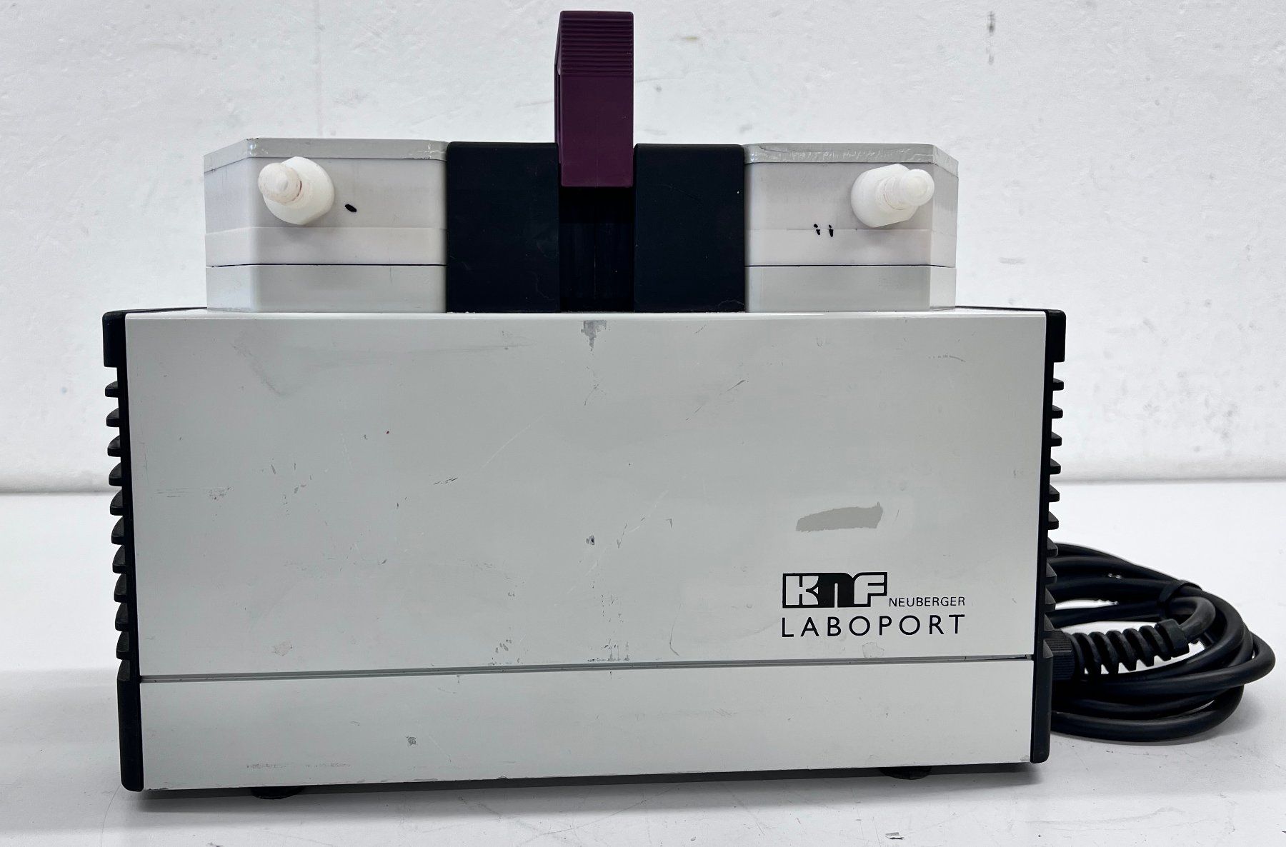 Accessori da laboratorio: KNF Membranvakuumpumpe N820.3FT.19 – Usato da Niederdorf venduto da LeptonAG_Labor 2