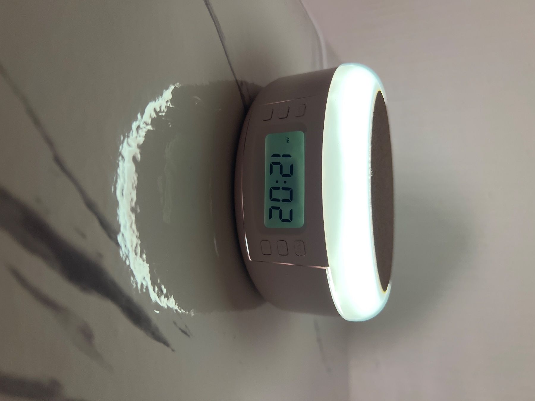 Sveglie: Wecker mit Licht, digital Anzeige, Top Zustand! – Nuovo (secondo la descrizione) da Lengnau BE venduto da hel_9xbj
