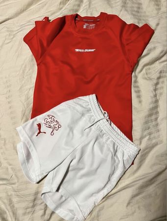 Ensemble de sport Team Quest rouge et short Puma taille 116