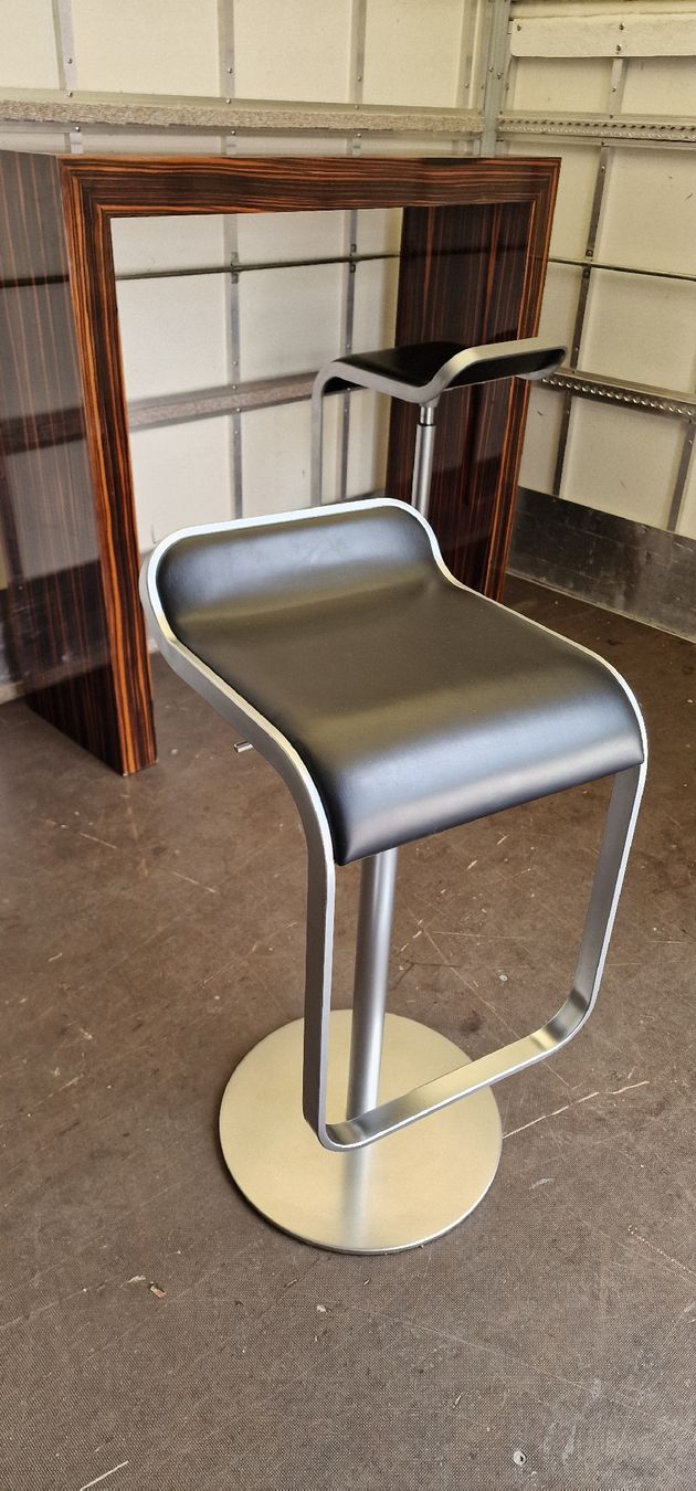 Allestimento di negozi e stand fieristici: Massiver Bartisch mit 2 Barhockern  Lapalma Design – Usato da Pfäffikon SZ venduto da Brocki-21 2