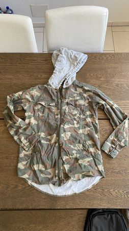 Jacke mit Kapuze getarnt Grösse 36 guter Zustand h&m grün