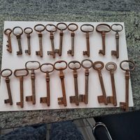 20 alte Schlüsseln mit unterschiedlichen Gr...