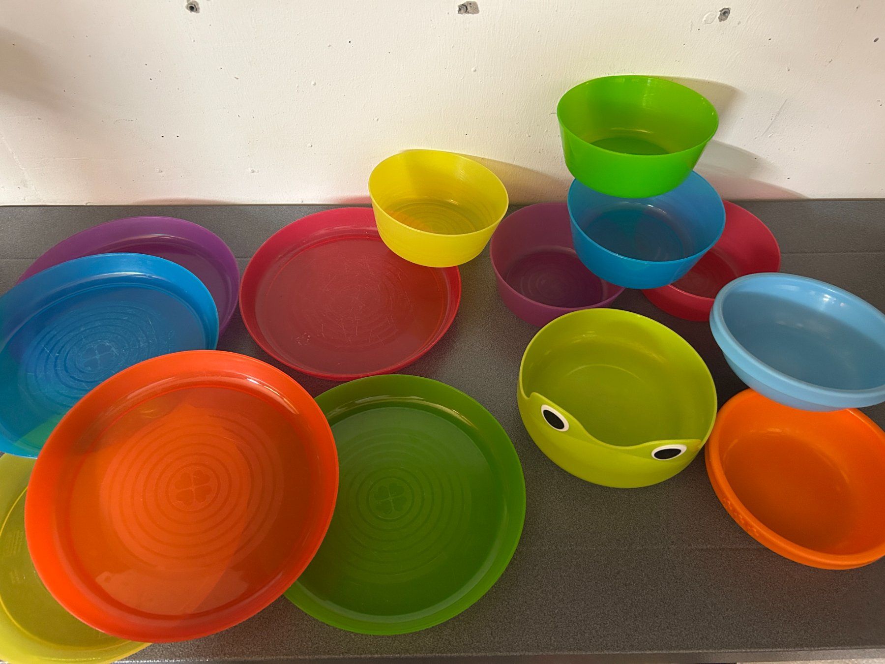 Set di piatti: 14-teiliges Kinder-Teller- und Schüssel-Set – Usato da Küsnacht ZH venduto da filo_fila8700